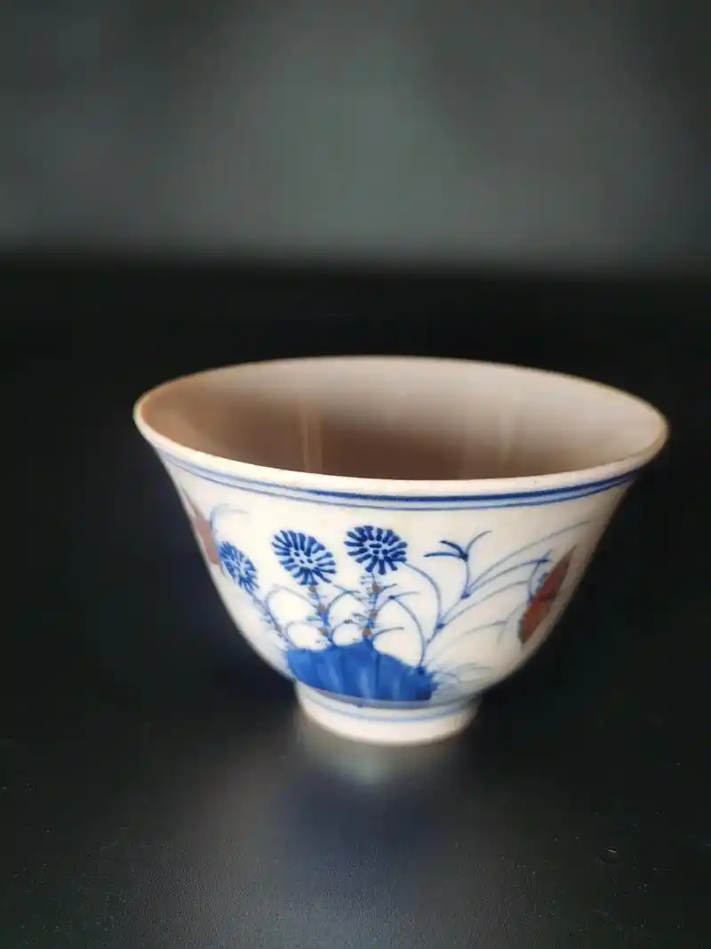 估价十个亿的成化斗彩三秋杯,红胎透明,薄如纸,矿物质原料工艺 - 抖音