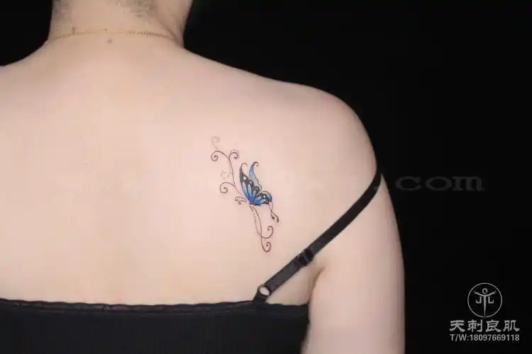 后背蝴蝶纹身闺蜜纹身