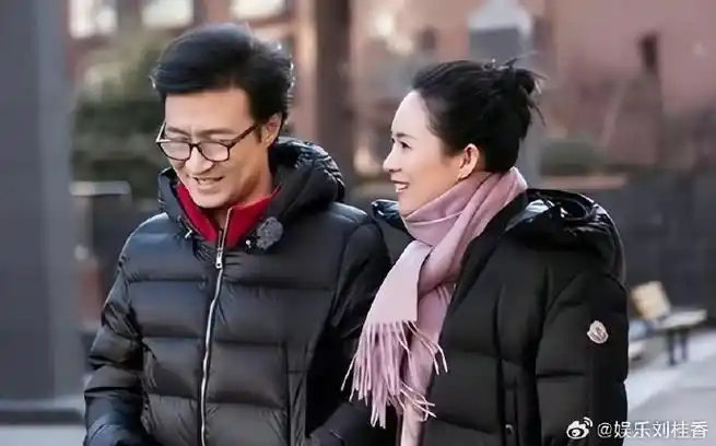 似乎有些秃头了,竟然都能看到头皮了,记得之前他和章子怡在一起的时候