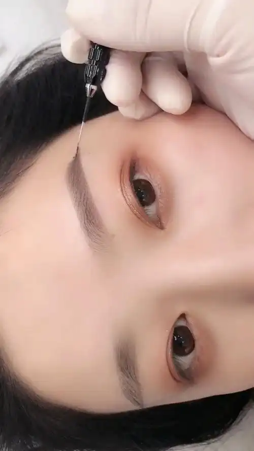 超细腻的粉雾眉.