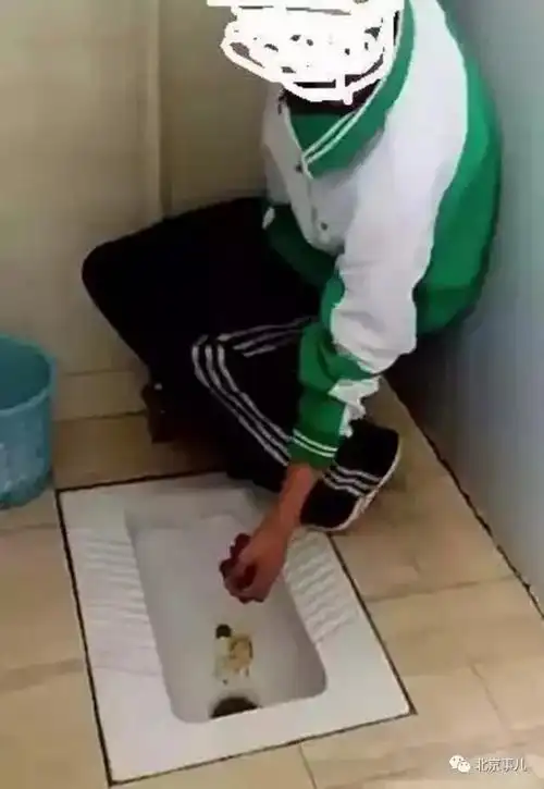 一小儿麻痹男学生被同学逼迫吃大便,警方已介入调查