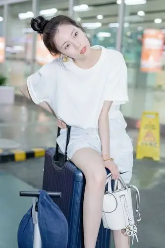 宋妍霏身穿披头士联名款t恤,搭配印字阔腿裤,演绎复古俏皮感