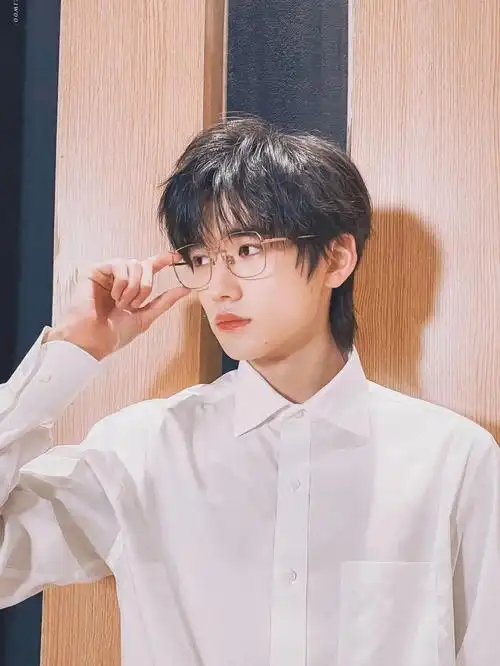 "眼镜轩"真的很杀我啊!#宋亚轩高清壁纸
