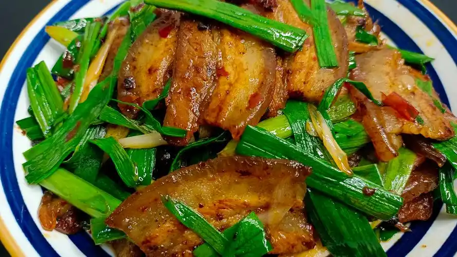 正宗的家常川菜蒜苗回锅肉这样做,会让你的胃口大开成为干饭王的#川菜