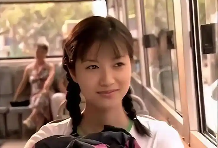 1998年,24岁的徐静蕾参演了第一部作品《将爱情进行到底》,这部电视剧