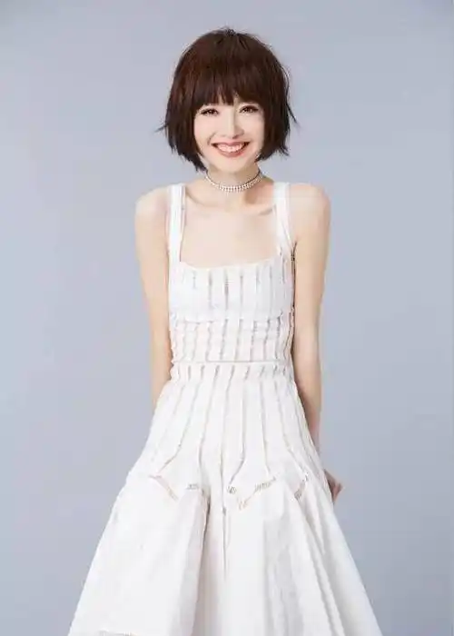 居然比赵丽颖都年轻漂亮_黑色_鲁豫真_短发