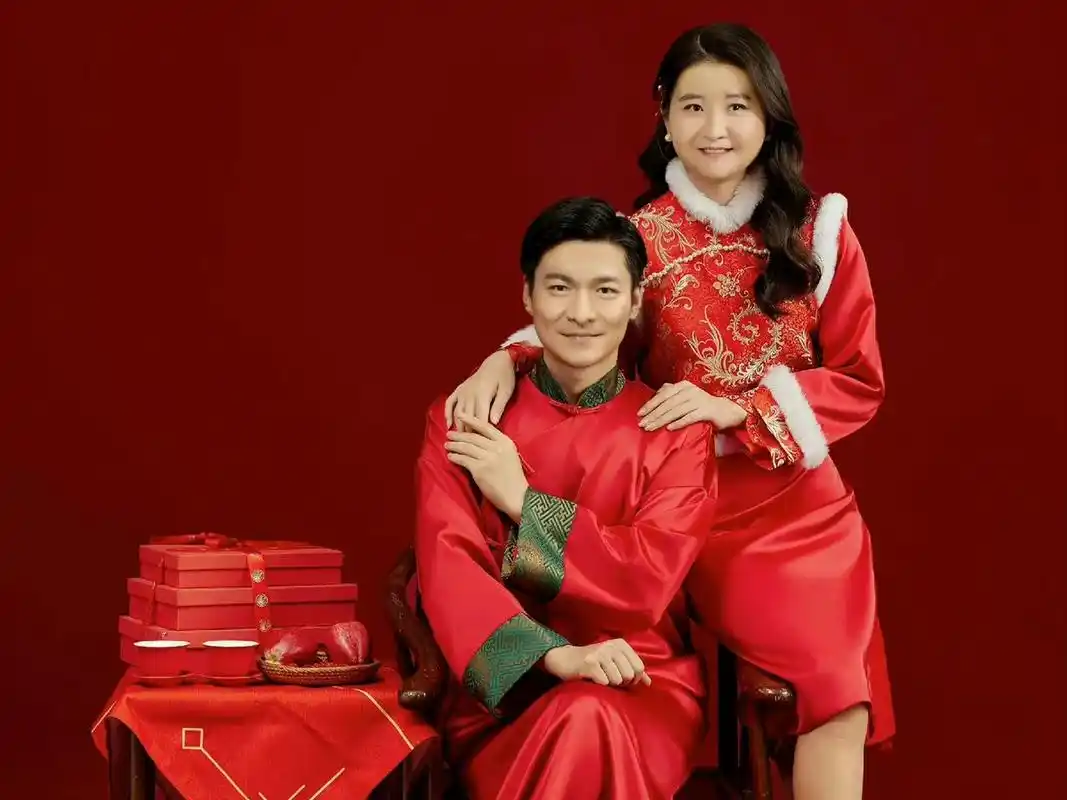 贾玲和刘德华合影安排上了 贾玲和刘德华是不是挺有cp感? ​