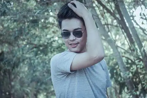 健壮墨镜男人图片