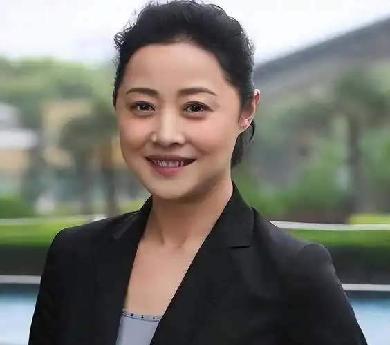 宋丹丹携刘蓓走红毯,一个清新灵动,一个显老态,差7岁被年龄约束_女性