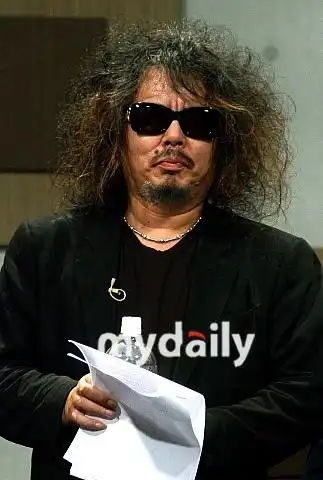 韩国老牌摇滚歌手全仁权将于5月29日举行三年来的首场音乐会