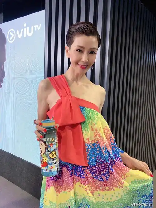69年伍咏薇超敢穿,一袭单肩彩色连衣裙配短发,骨感身材像超模