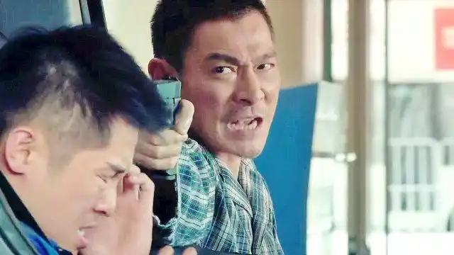 拆弹专家2:刘德华拿枪指着刘青云怒吼这幕,演技太逆天,好震撼