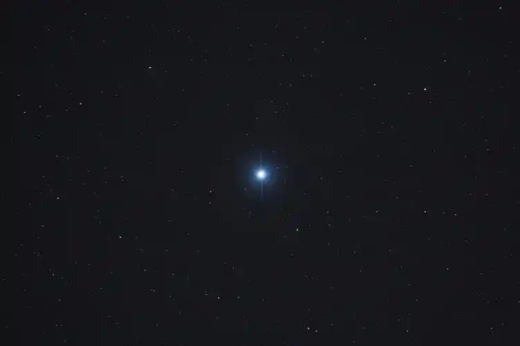 李白《夜宿山寺》每当夜幕降临,成千上万颗星星在漆黑的夜空下