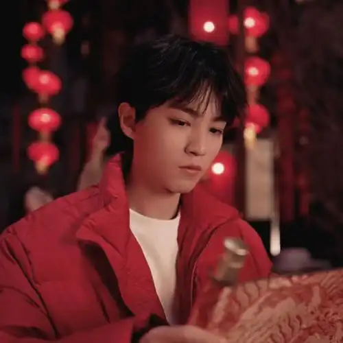 怎么穿这种红色羽绒服都这么好看06#英雄联盟手游品牌代言人王俊凯