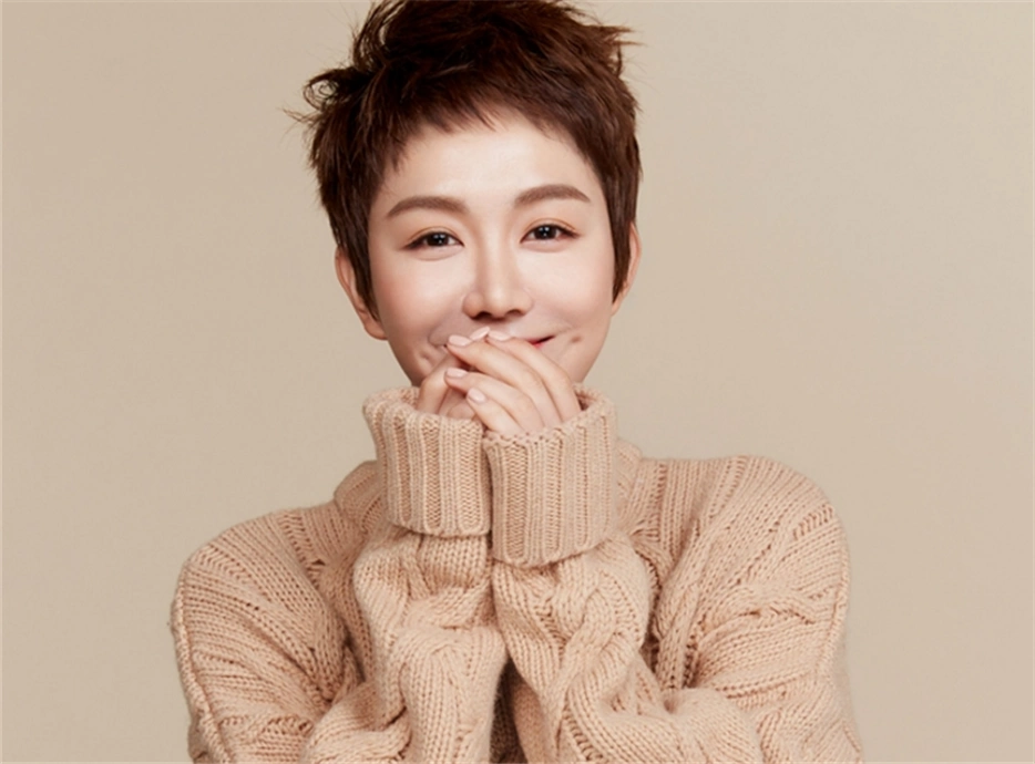 姜妍冬日大片曝光,一头细碎姜黄短发,眼神灵动迷人,笑容温暖!