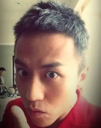 邓超秀剪发照片 自称"洗心革面重新做人"