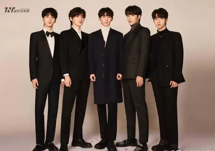 时代少年团的官方首先放出了五位少年的花意少年大片,全员穿黑色西装