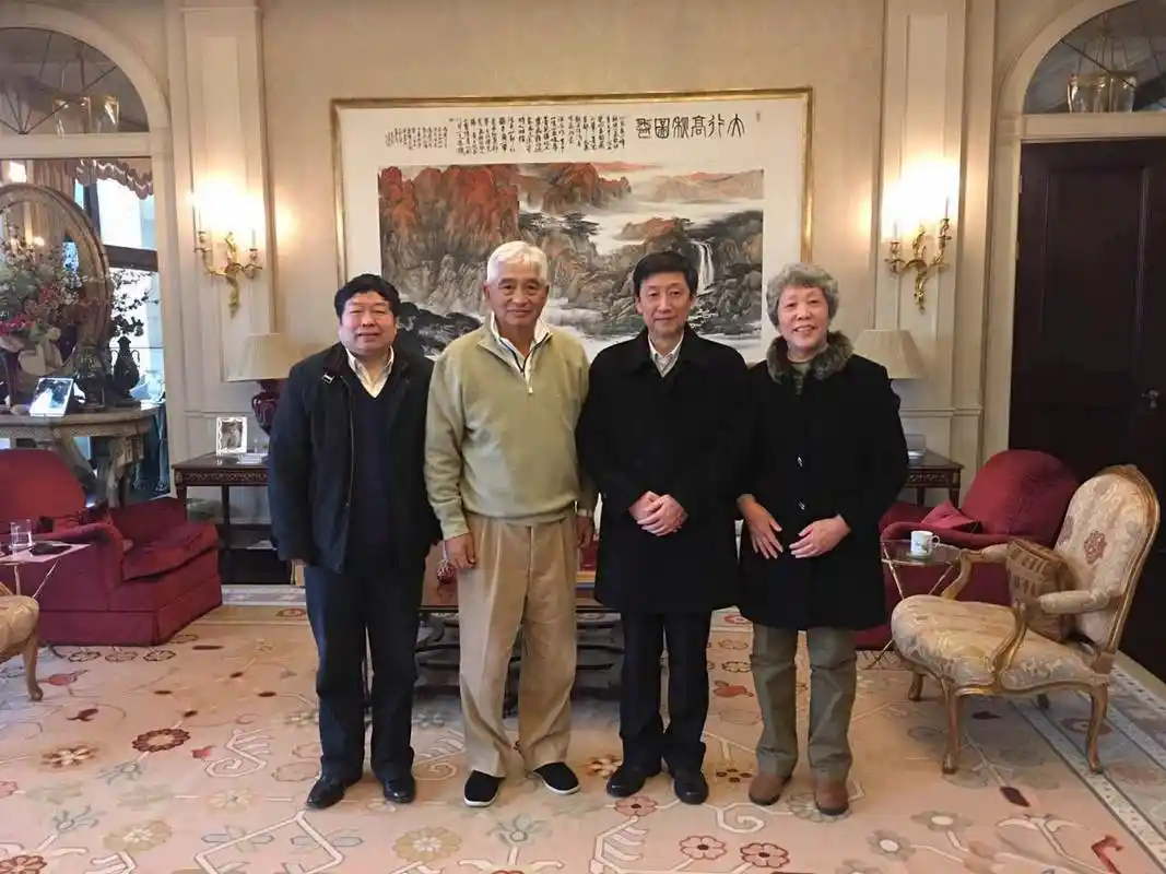 爷爷民国首富,爸爸红色资本家,而他厉害了:一天亏掉147亿