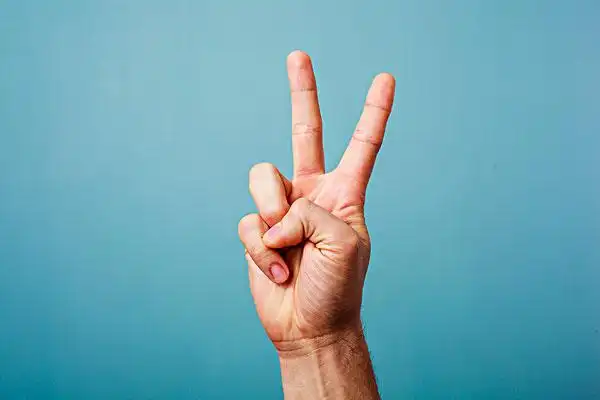 胜利的手势图片