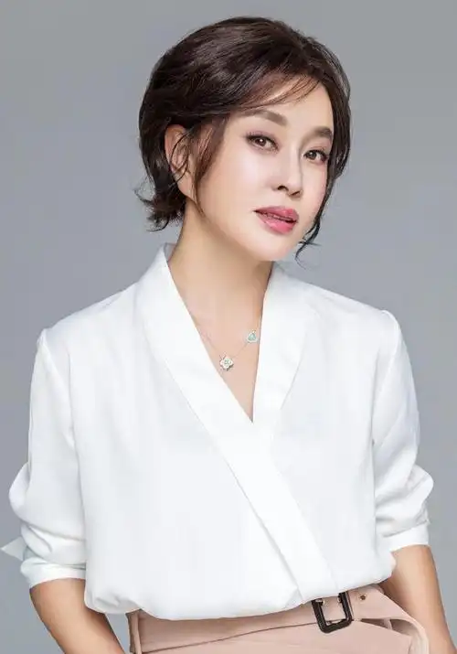 70岁的刘晓庆近照让人惊艳网友年轻漂亮女神不老