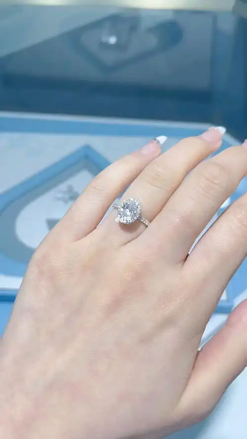 我也拥有了女明星的鸽子蛋钻戒