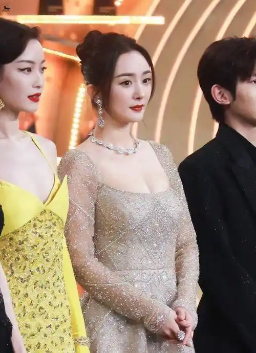 唐嫣倪妮王源杨幂杨紫同框氛围感好强,热巴晓彤太迷人_孟佳_关晓彤