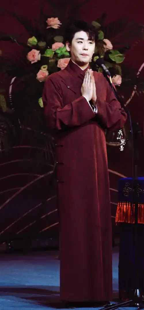 摧残@小辫儿张云雷2019年的苏州专场,他第一次穿着这件新做的紫檀大褂