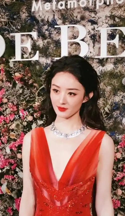 赵丽颖代言戴比尔斯品牌 出席品牌晚宴:红色拖地裙,气场惊人