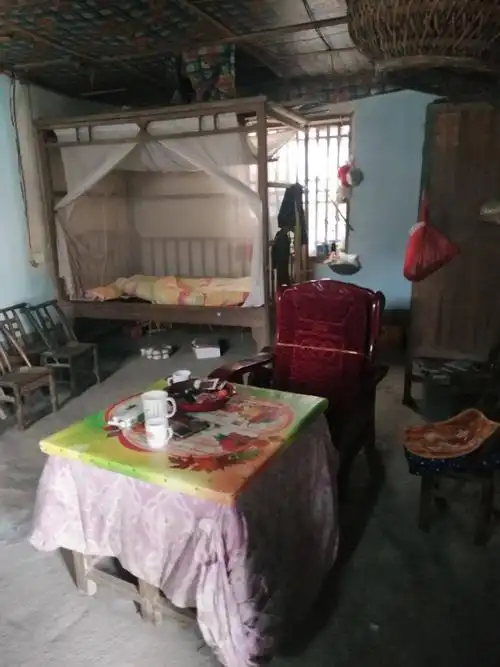 每天晚上,他们都睡在简陋的床上,冷风萧瑟,但他们却不畏严寒