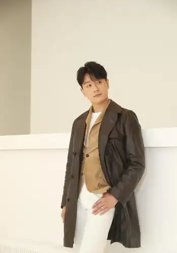 佟大为驼色西装叠穿皮衣,配白色裤子嫩成少年,型男穿搭!