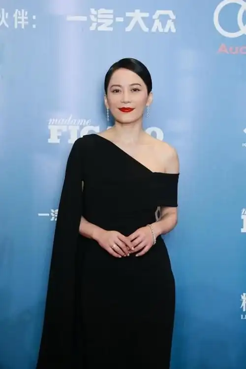 俞飞鸿身穿简约黑色礼服身材高挑难掩气质看起来优雅又大气