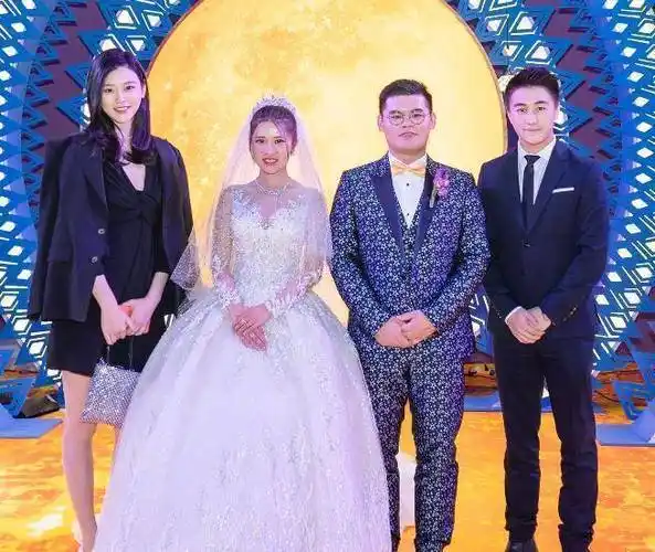 奚梦瑶素颜出镜,美颜开到了"十级",嘴角都快要看不出来颜色了