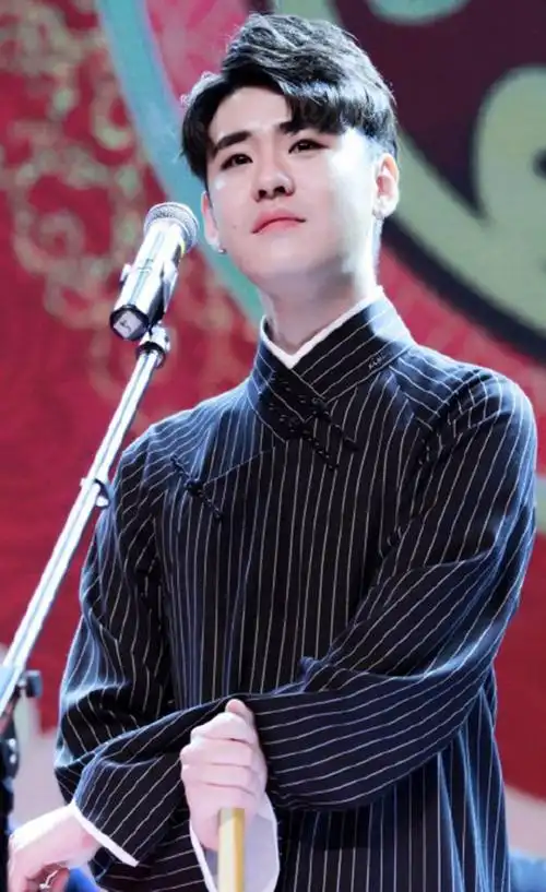 几经风雨破茧成蝶1月11日小辫儿张云雷生日快乐歌零点响起