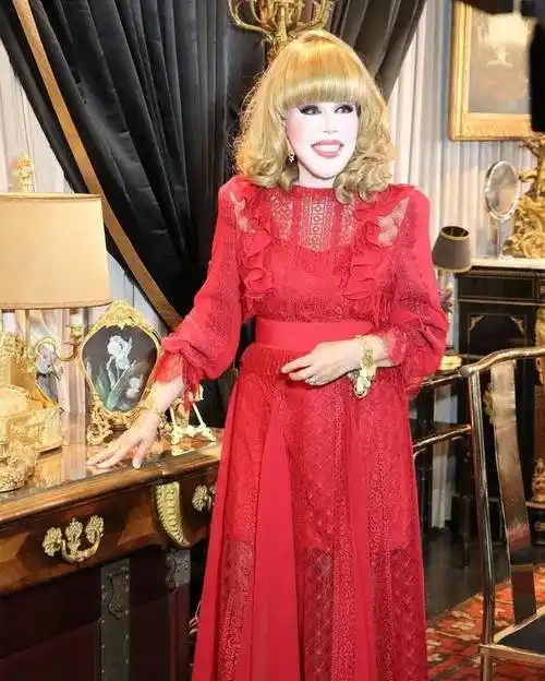 81岁富婆每天化浓妆,脸部僵硬像戴假面具,得癌不忘和男模拍写真_玛丽