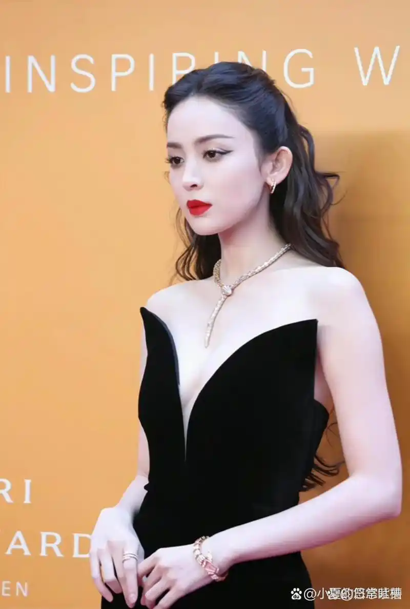 古力娜扎身穿深v黑丝绒礼服好美,可是穿成这样不怕走光吗?