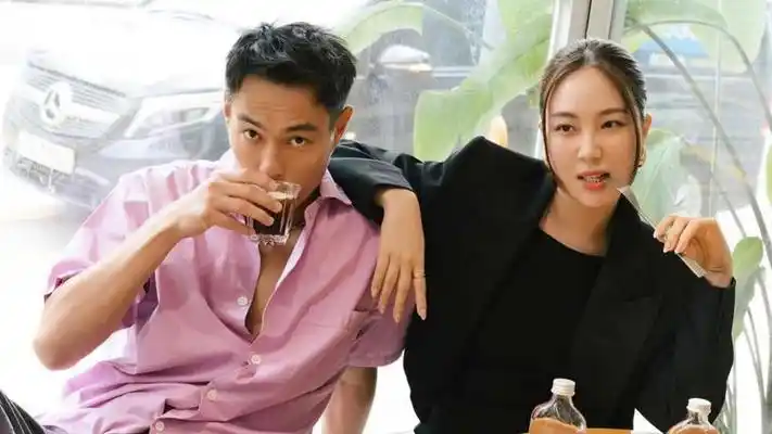 杨祐宁记录老婆分娩,阿梅待产宫缩时还在开会,大女儿罕见出镜