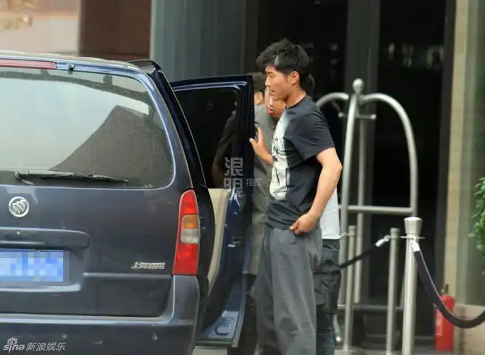 窦骁购豪车 冯绍峰全程陪同当参谋