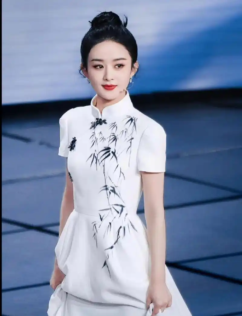 赵丽颖春晚新中式妆容 方圆脸都进来学  你永远不要低估央视的审美!