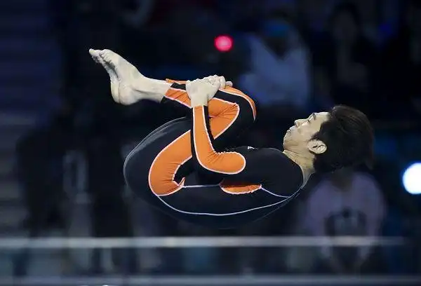 图文星跳水立方第一期沙宝亮抱膝翻腾