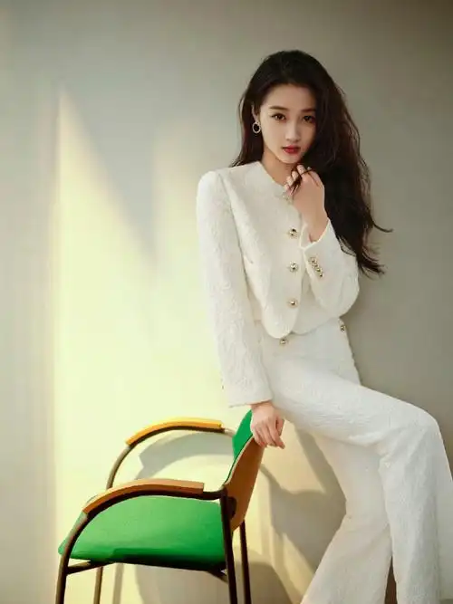 关晓彤新年焕彩穿搭