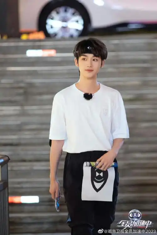 丁程鑫手拿扇子