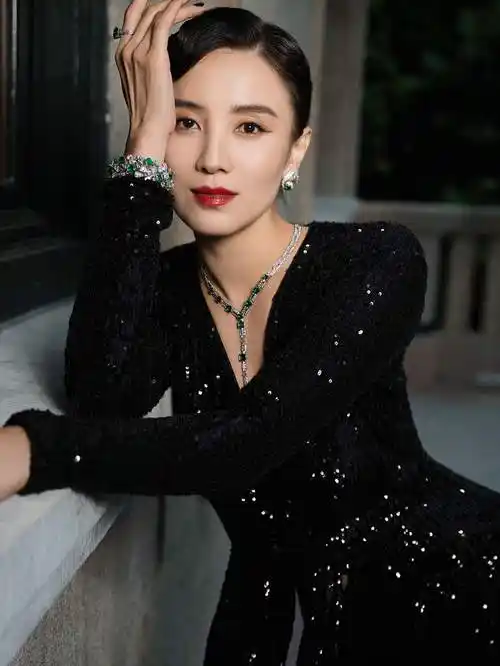 佩戴高级珠宝诠释独特韵味|宋佳|礼服|复古_新浪新闻