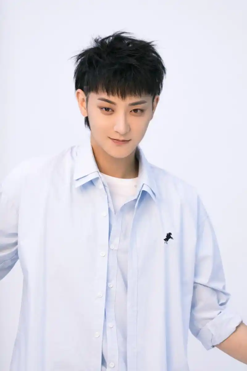 黄子韬, 甜甜的笑容,扑面而来. 浅浅的蓝色,清爽夏天. ps.