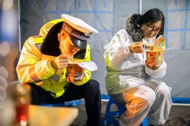 图集众志成城抗击疫情照片记录下的这些瞬间让人感动