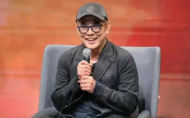 李连杰现身辟谣死讯,并宣传自己的新书,60岁看起来苍老消瘦很多