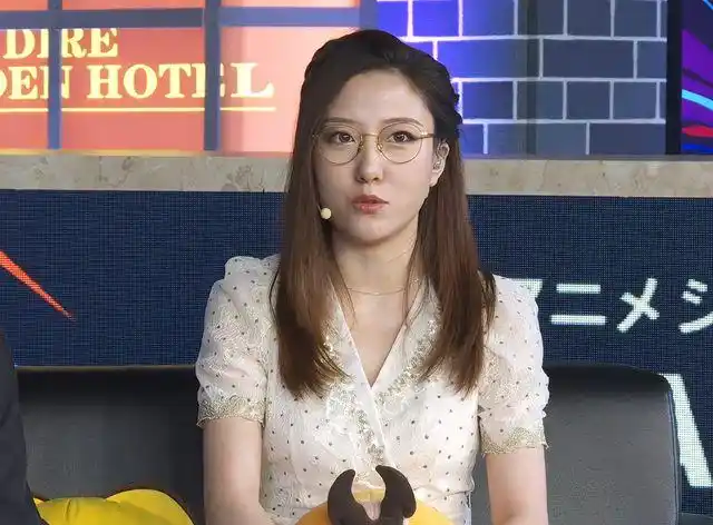 dota2玩家观赛热情高涨女解说人美声甜大长腿为主办方点赞