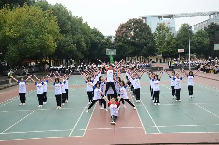 比赛现场,所有参赛班级都不断创新,通过队形变换,动作编排等方式跳出