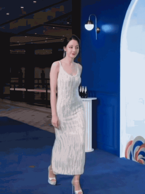 迪丽热巴走蓝毯#迪丽热巴今日活动造型 这身高定和热巴适配度满分