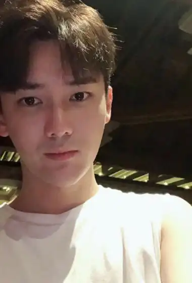 > 熊梓淇深夜帅气自拍照图片(6/8)