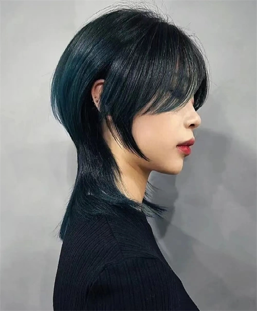 鲻鱼头是一款可以修饰脸型,方脸,圆脸,沙发自然卷也适合的发型.